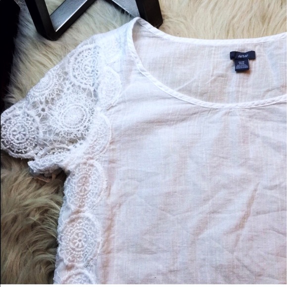 aerie Tops - 🎉Cotton & lace minimalist Spring top
