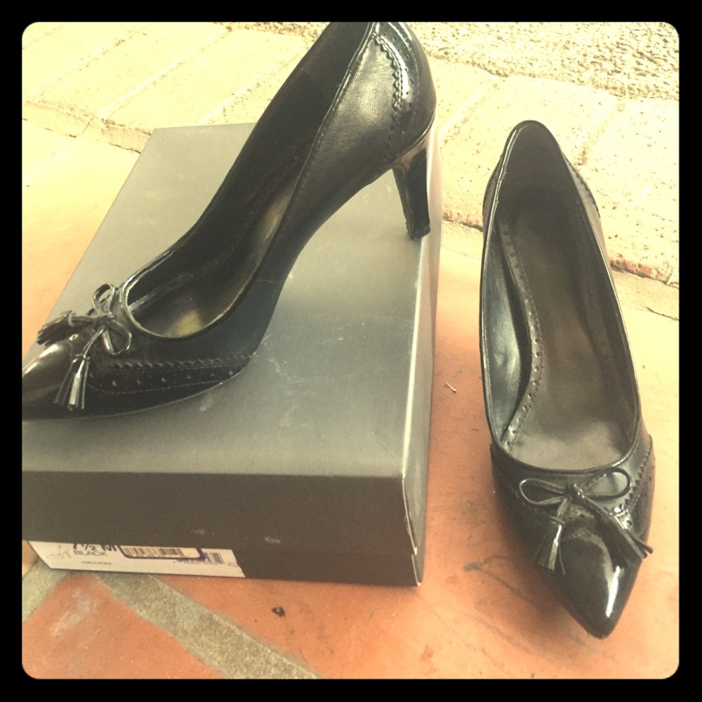 Adrienne vittadini black pumps