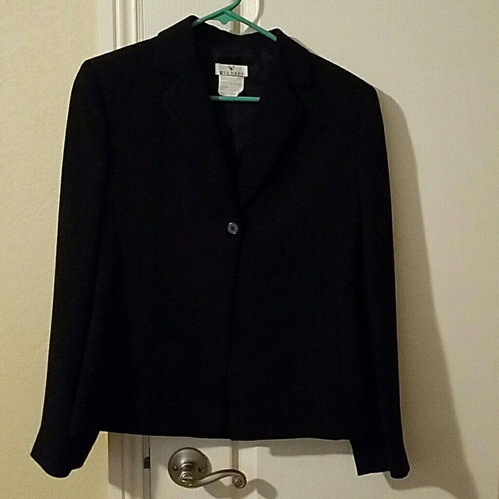Blazer with lining. Great professional look!