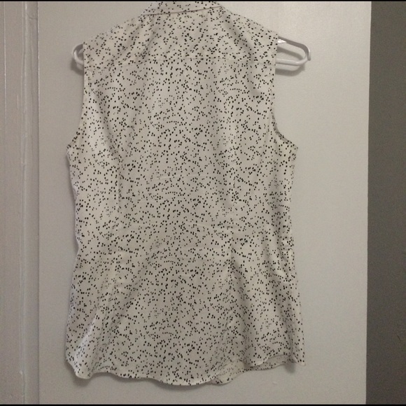 Banana Republic Non-Iron Sleeveless Button-Down - Picture 2 of 2