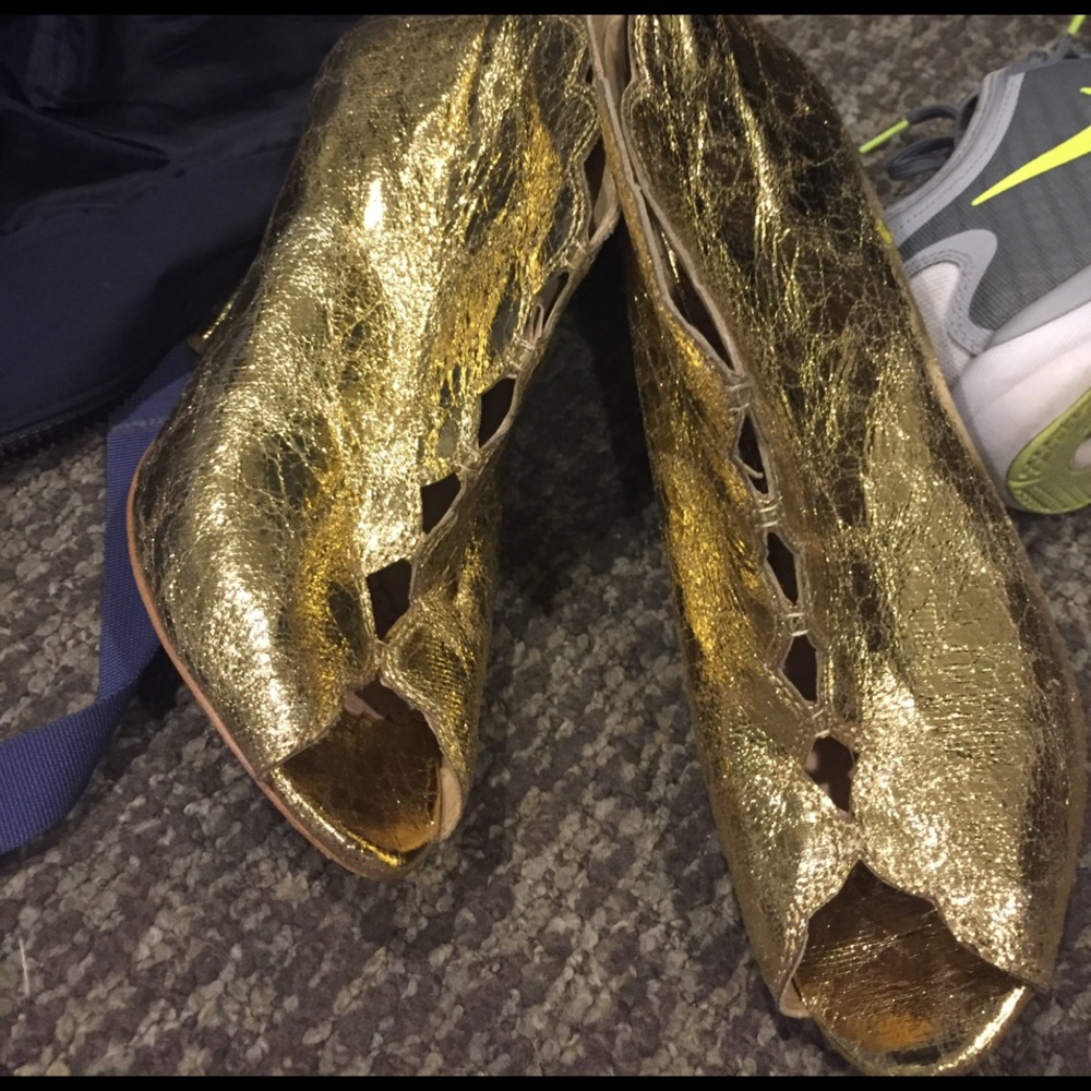 Gold metallic scallop heels.