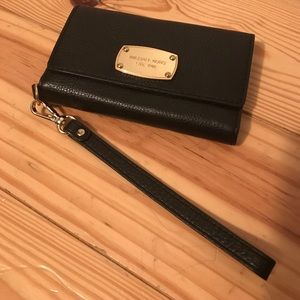 Michael Kors I phone 6 wristlet !!!!PRICE DROP!!!!