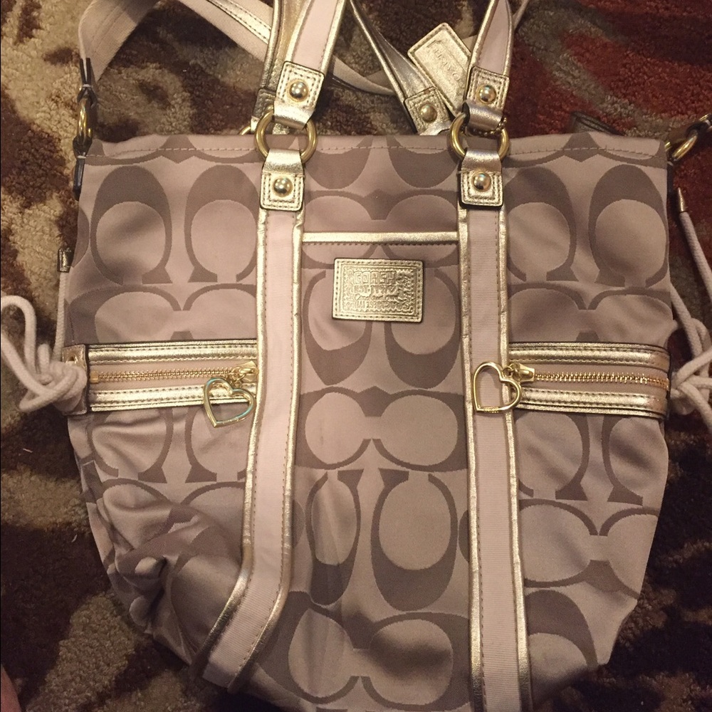 100% authentic coach bag.. great condition