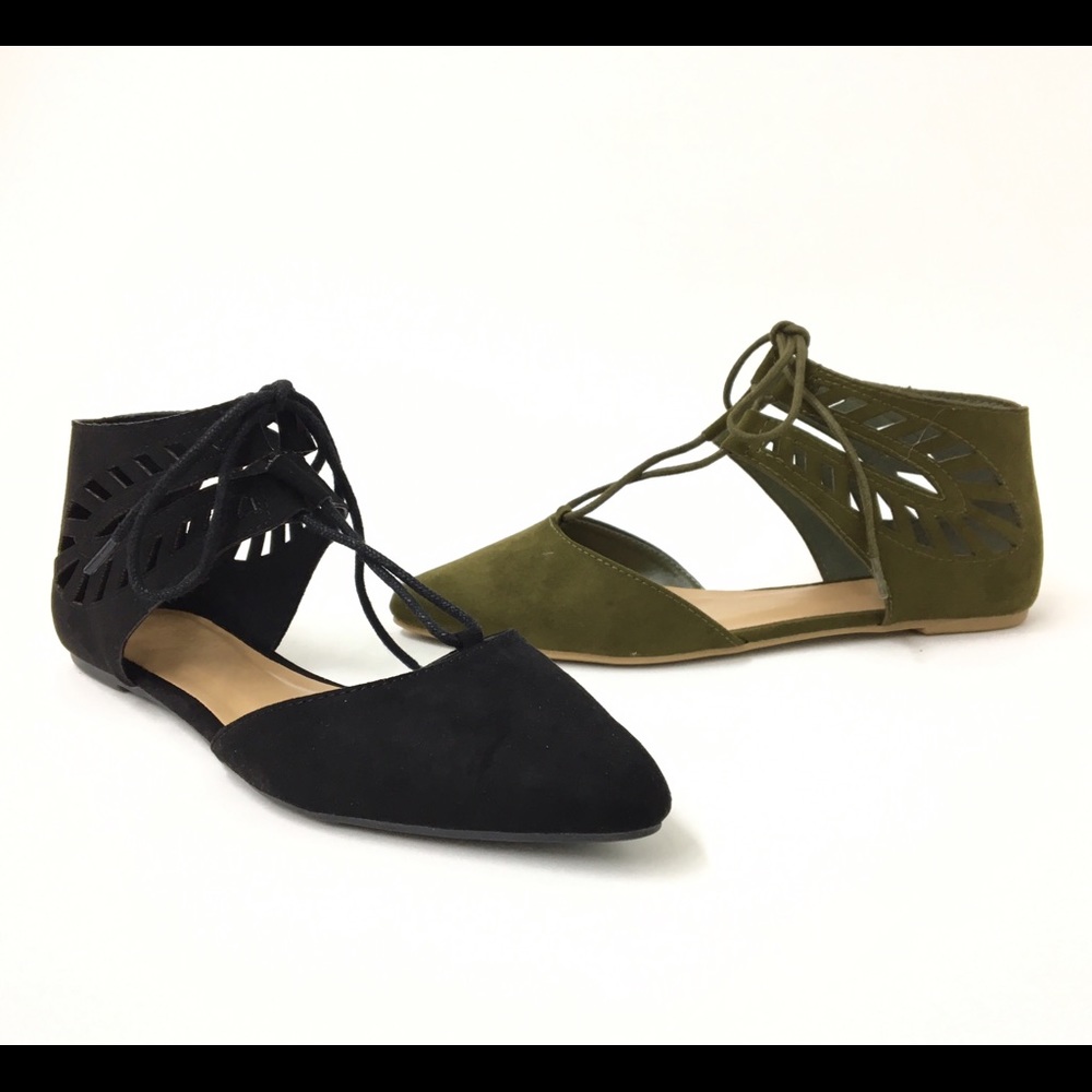 Lace up closed toe pointy flat.