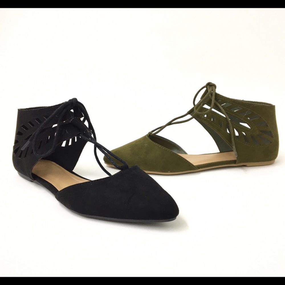 Lace up closed toe pointy flat.