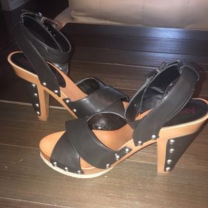 Kenzie Girl pumps with silver buckle