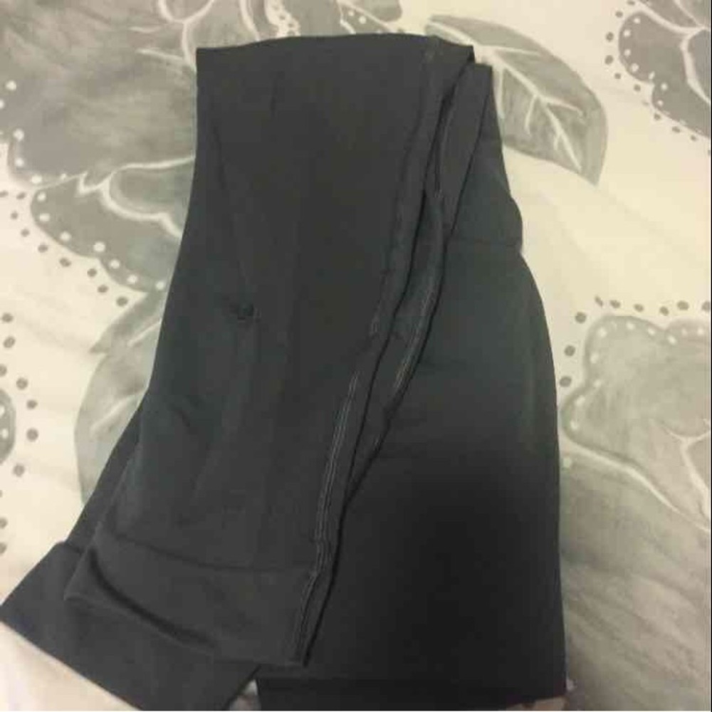 SOLD! Lululemon zone in crop in gator green!✨ - Picture 3 of 3
