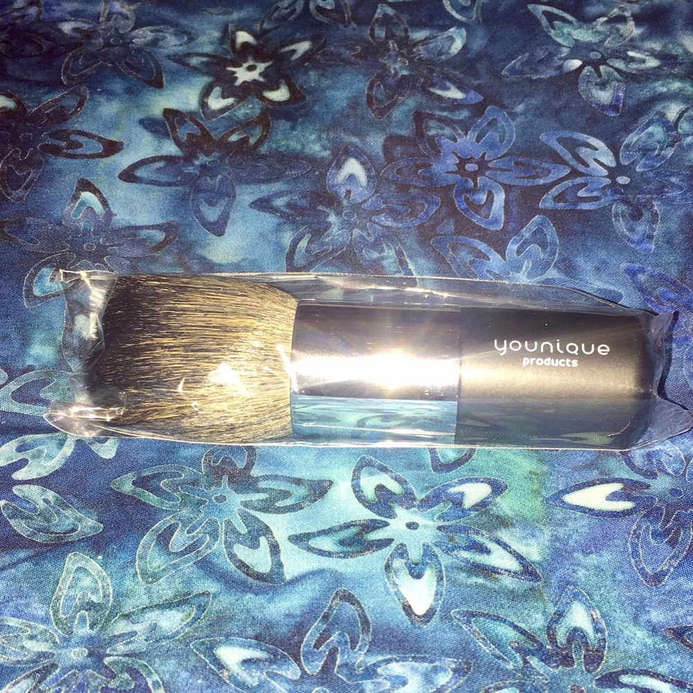 Younique Powder Puff Brush