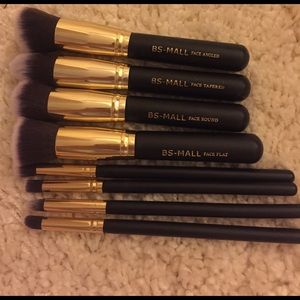 Set of 8 makeup brushes.