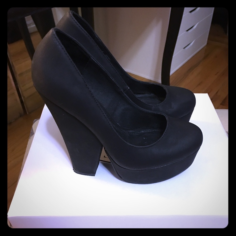 Steve Madden "Greedy" platform heels size 6.