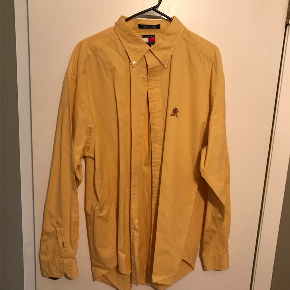 TH button down