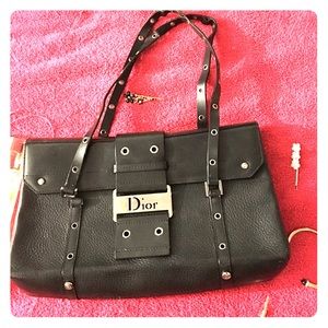 Black leather Christian Dior 👜 handbag.