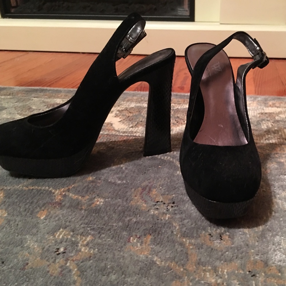 Size 5m black Worthington platform heels w/ strap.