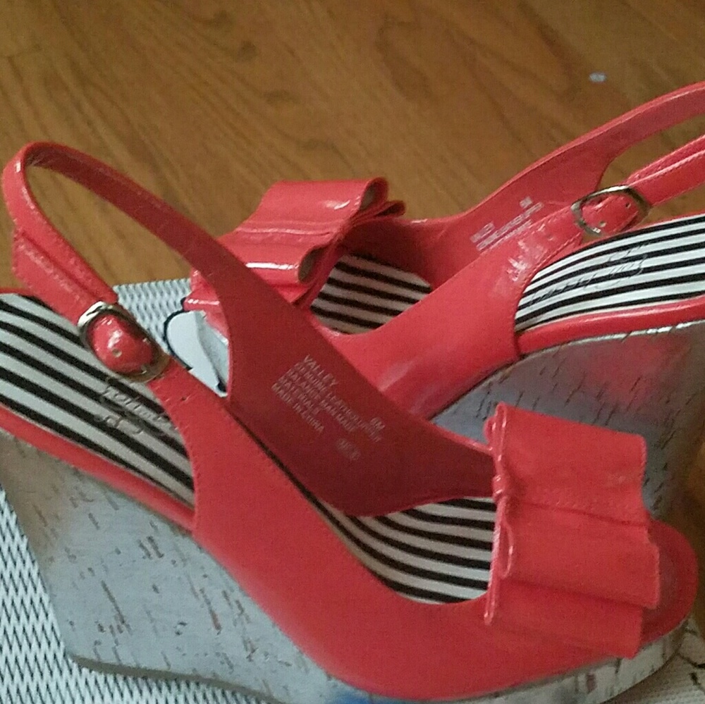 Coral (color of the season)Patent wedges!!NEW sz 6