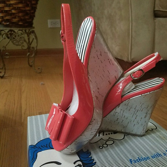Coral (color of the season)Patent wedges!!NEW sz 6 - Picture 2 of 4