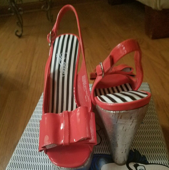 Coral (color of the season)Patent wedges!!NEW sz 6 - Picture 3 of 4