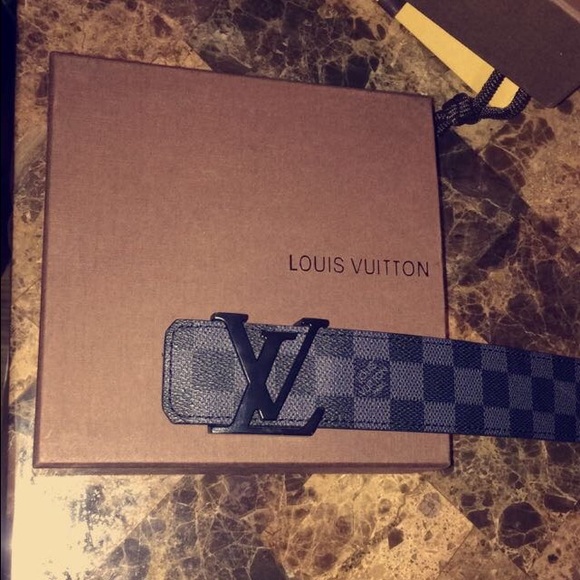 Louis Vuitton - Picture 3 of 3