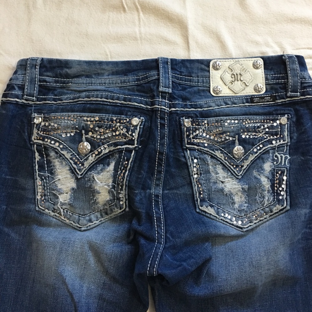 Miss Me Mid-Rise Easy Straight jeans. Size 31