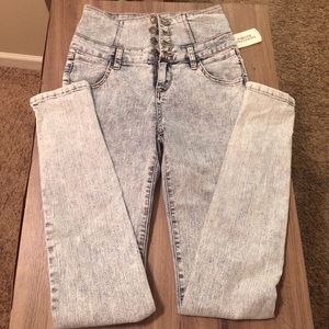 Cute high waisted jeans.