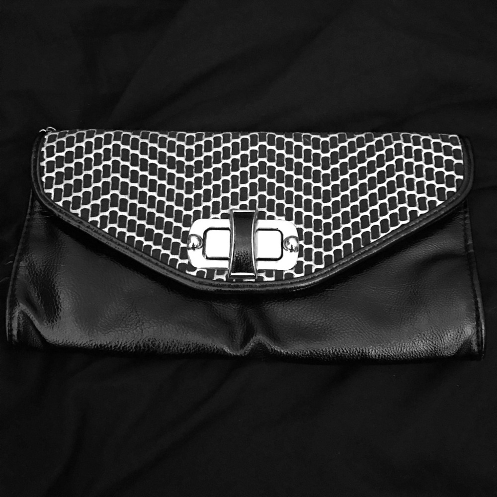 🚫SOLD🚫 Black/Gold Clutch Purse