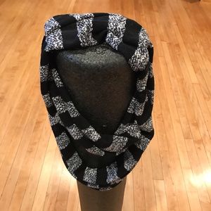 Black/white soft scarf