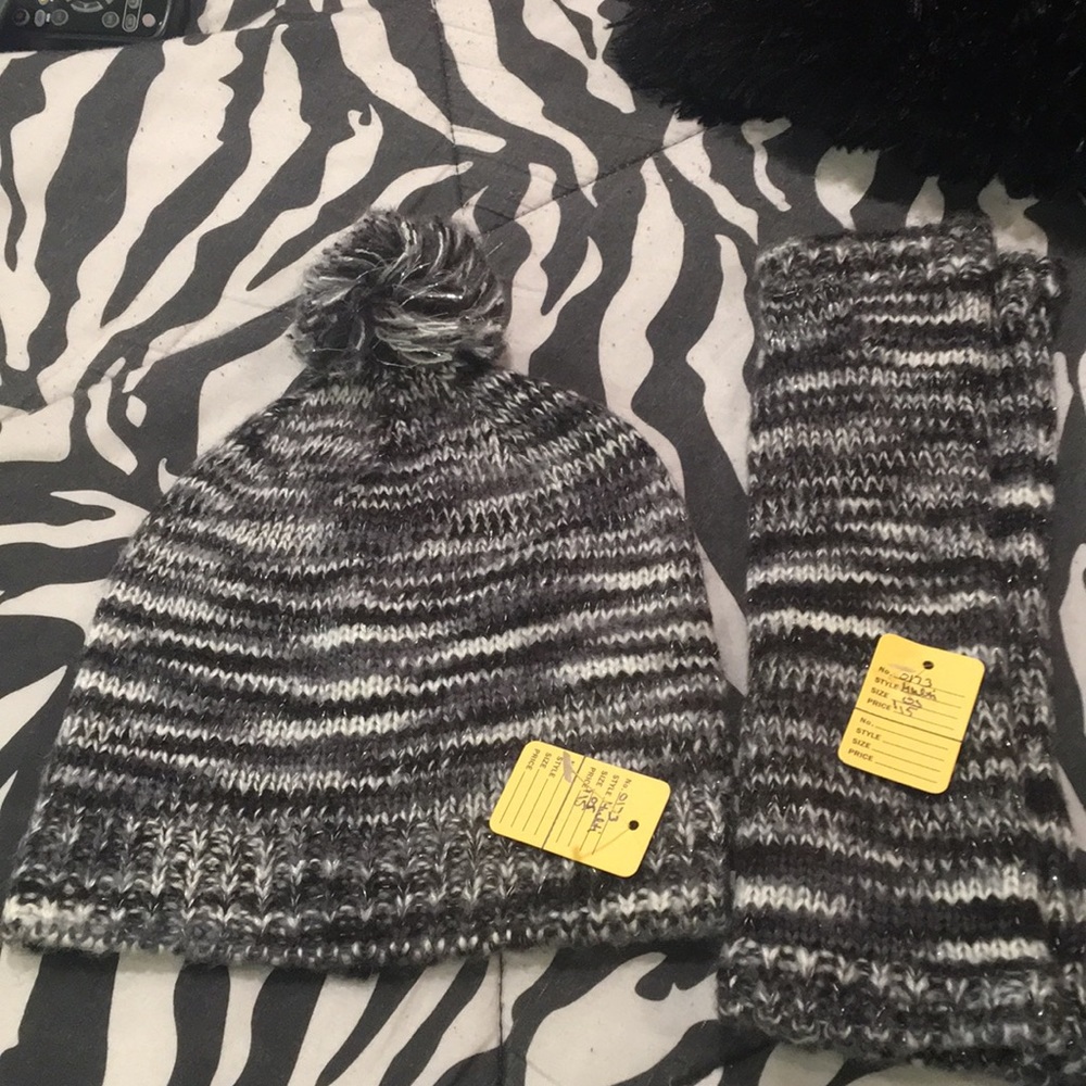 Super Cute Pom Pom Hat/Fingerless glove set - Picture 1 of 3