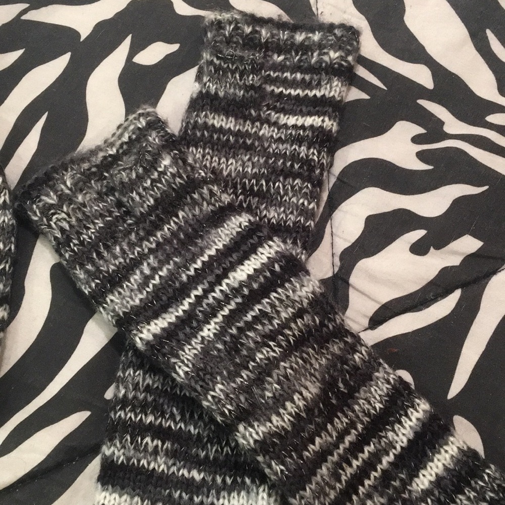 Super Cute Pom Pom Hat/Fingerless glove set - Picture 3 of 3