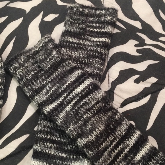 Super Cute Pom Pom Hat/Fingerless glove set - Picture 3 of 3