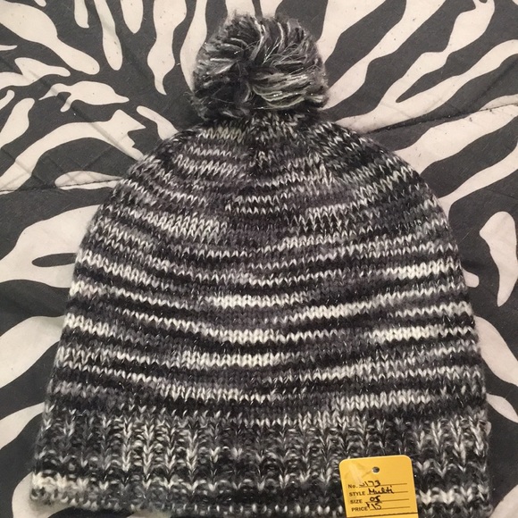 Super Cute Pom Pom Hat/Fingerless glove set - Picture 2 of 3