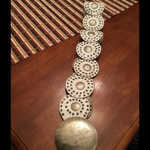 White adjustable belt.