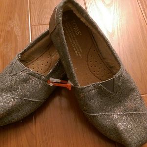 *NEW Tom's gray silver flats
