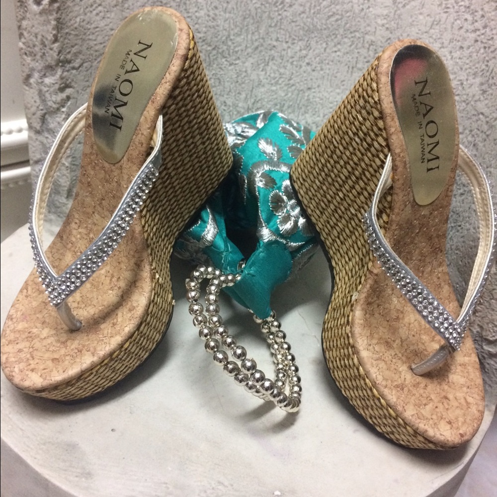 Very pretty rhinestone sandals !!