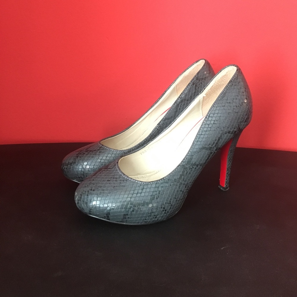 Gray pumps