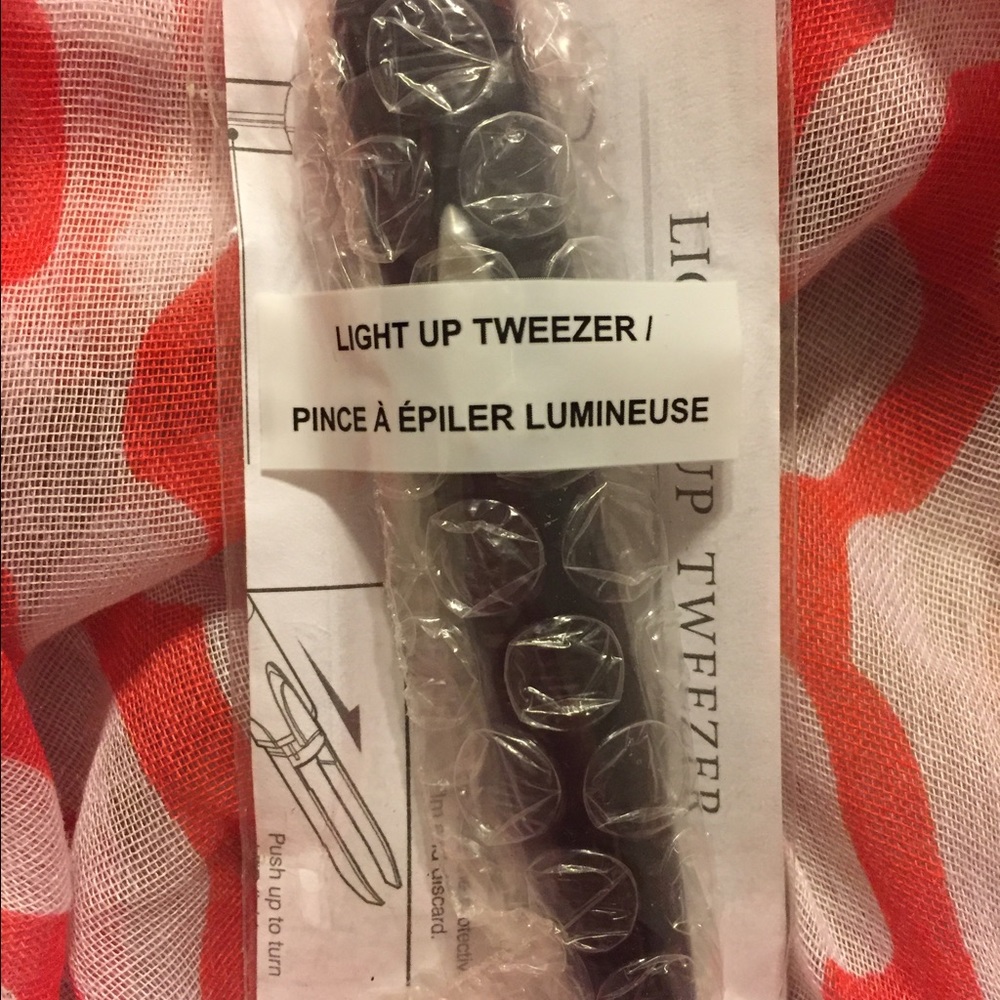 ❤️ Lighted Tweezer by Avon ❤️