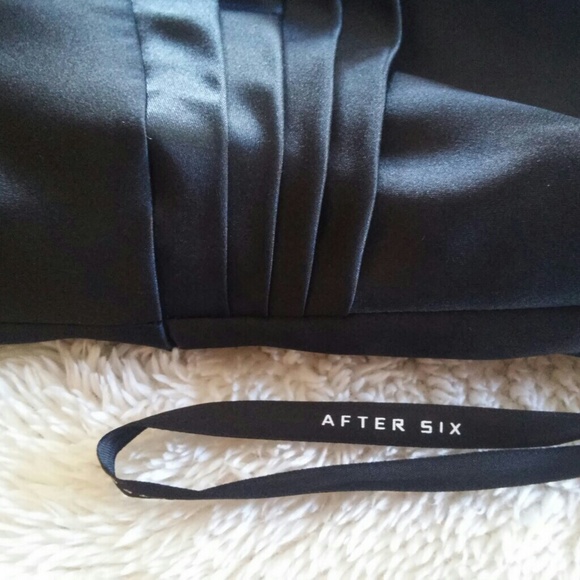 Dress - Picture 6 of 7