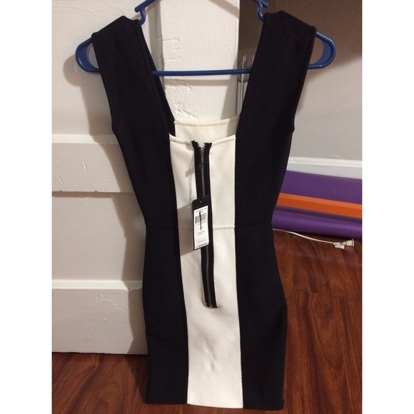 BCBG MAXAZARA xs black and white bandage dress - Picture 3 of 3