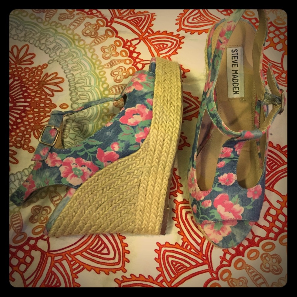 Rare Floral Steve Madden Wedges✨