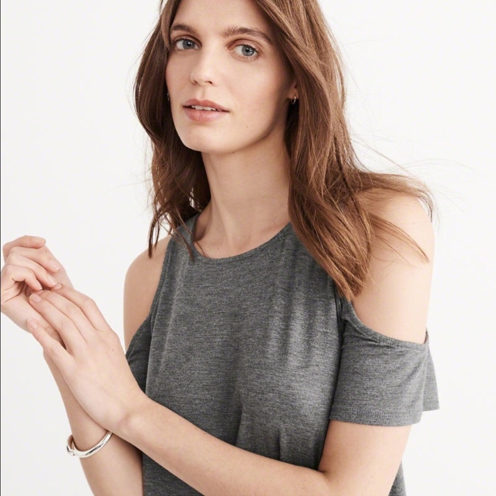 Cold Shoulder Tee🌿