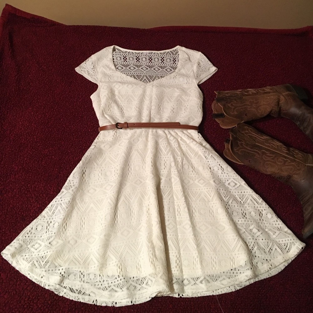 Cream lace dress with belt 👗🎀