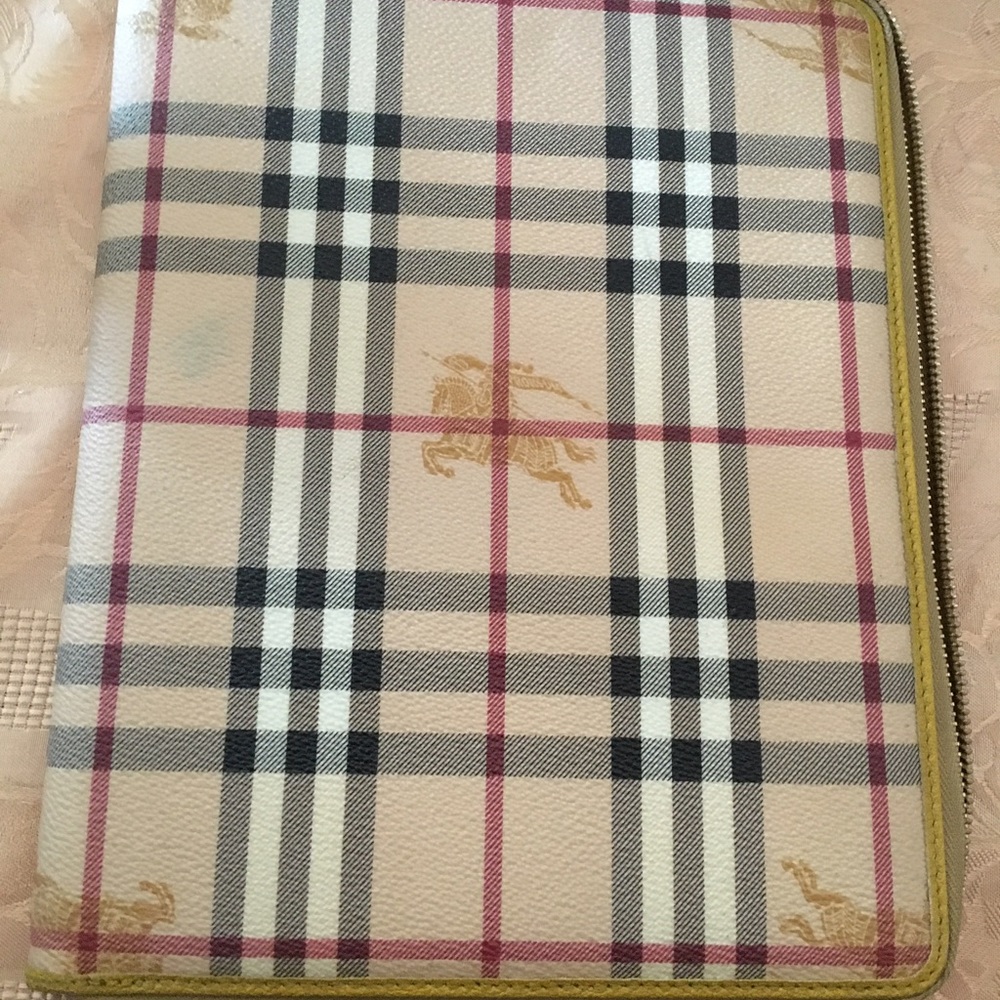 1 DAY SALE🔥🔥🔥🔥 Authentic Burberry case