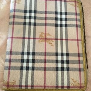 1 DAY SALE🔥🔥🔥🔥 Authentic Burberry case