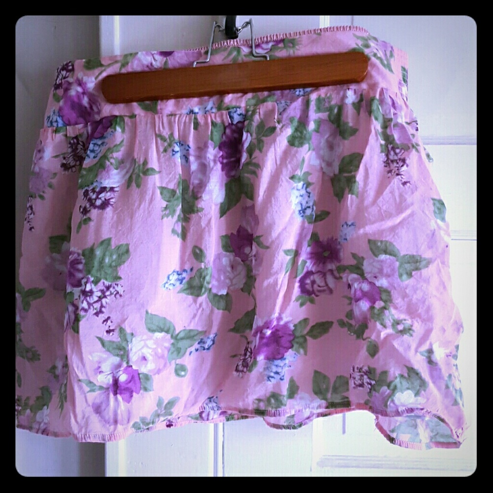 An adorable pink floral mini skirt!