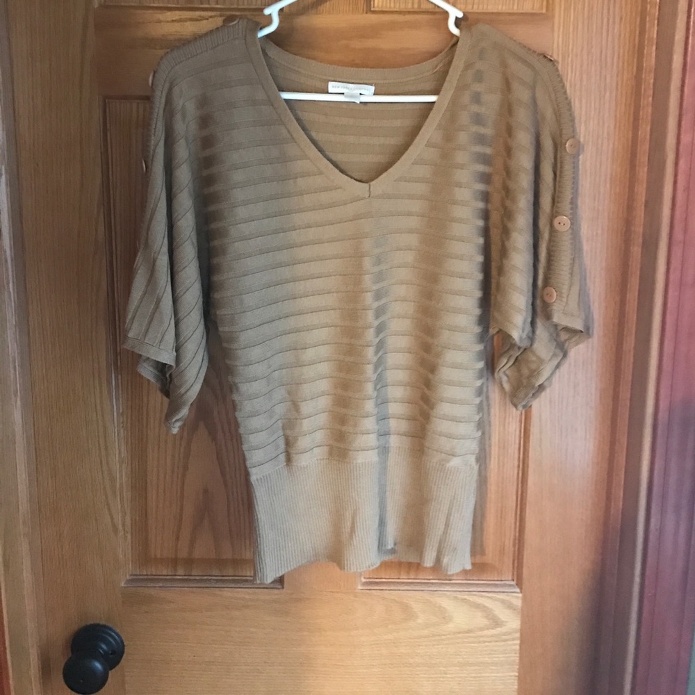 Short sleeve sweater