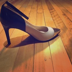 Women's Nine West black and gold heels