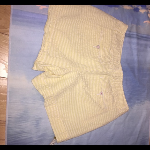 EUC Sz 4 Lilly Pulitzer seersucker yellow shorts - Picture 5 of 6