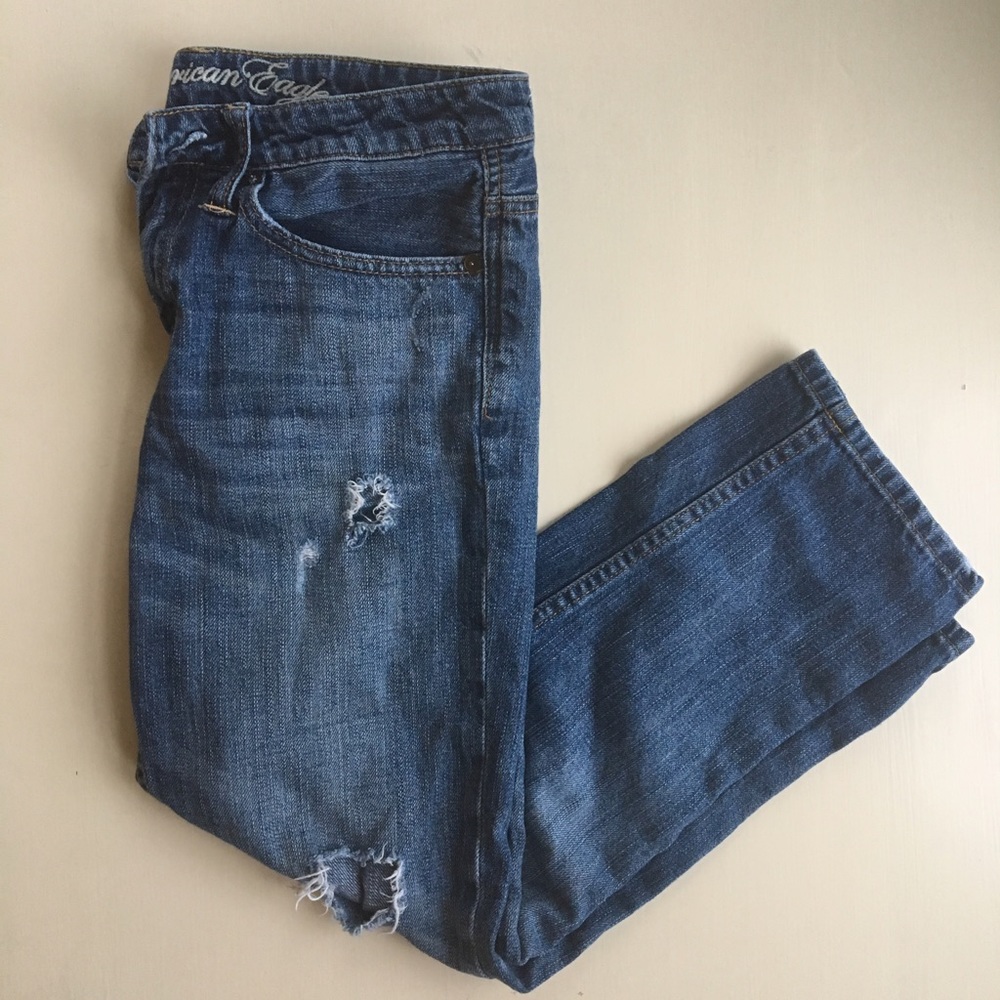 SALE! {American Eagle} distressed boyfriend capris