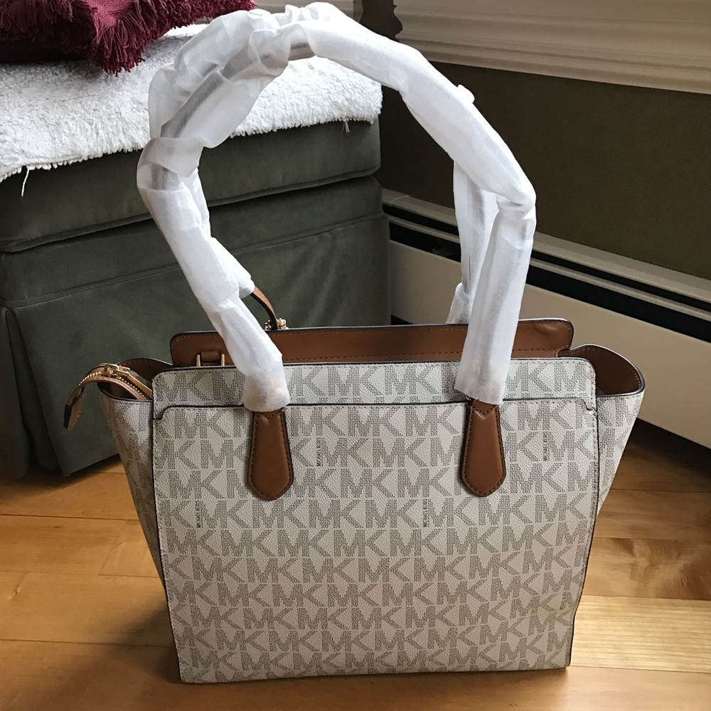 Michael Kors Dee Dee Large Convertible Logo Tote - Picture 2 of 4
