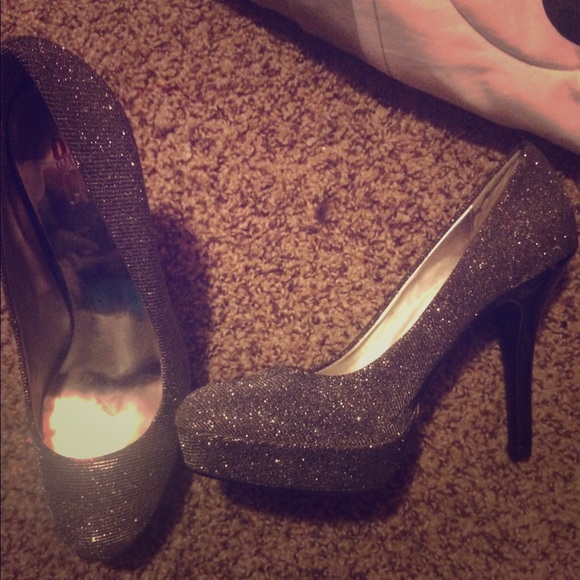 Glittered Silver Heels: Size 9 - Picture 1 of 3