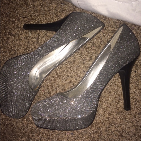 Glittered Silver Heels: Size 9 - Picture 2 of 3