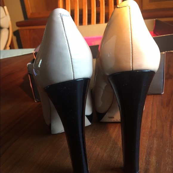 Vince Camuto Nude/Black Patent Peep Toe Pumps 8.5 - Picture 4 of 6